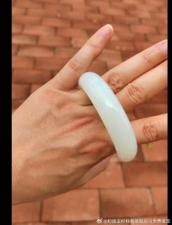 和田玉白玉山料羊脂手镯随拍,荔枝般的肉质,白度脂白,肉质灵动,手推出